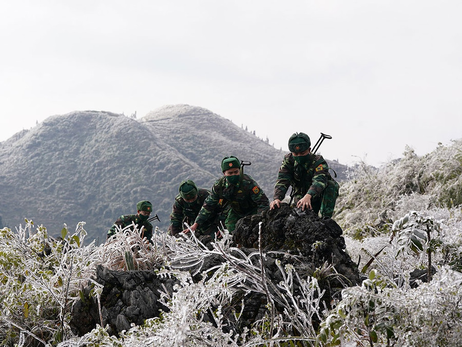 Tổ công tác của Đồn biên phòng Xín Cái vượt qua những ngày rét buốt, thực hiện nhiệm vụ tuần tra kiểm soát biên giới. Ảnh: Độc Lập
