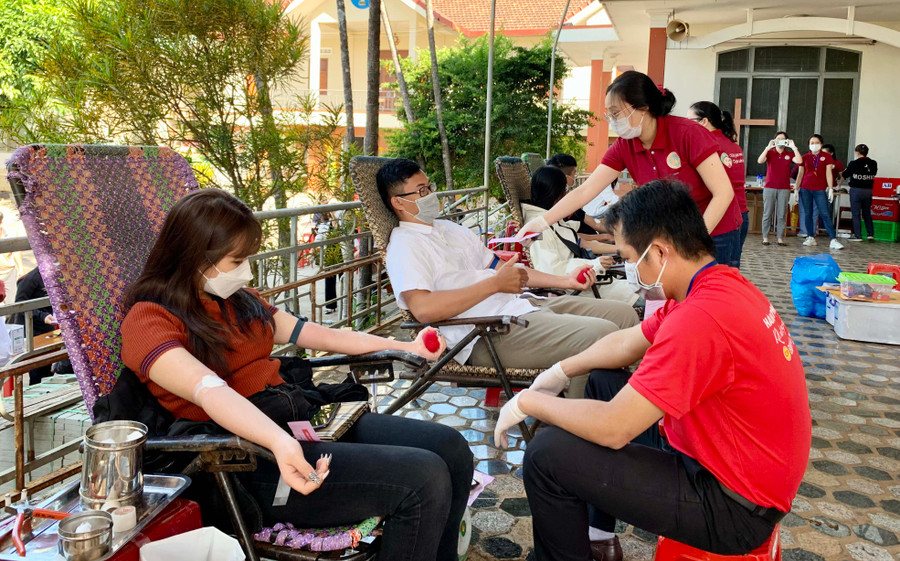 Giáo dân tham gia hiến máu tình nguyện tại Giáo sứ Mẹ Vô nhiễm Hoa Lư (TP. Pleiku) sáng 6-2. Ảnh: Như Nguyện
