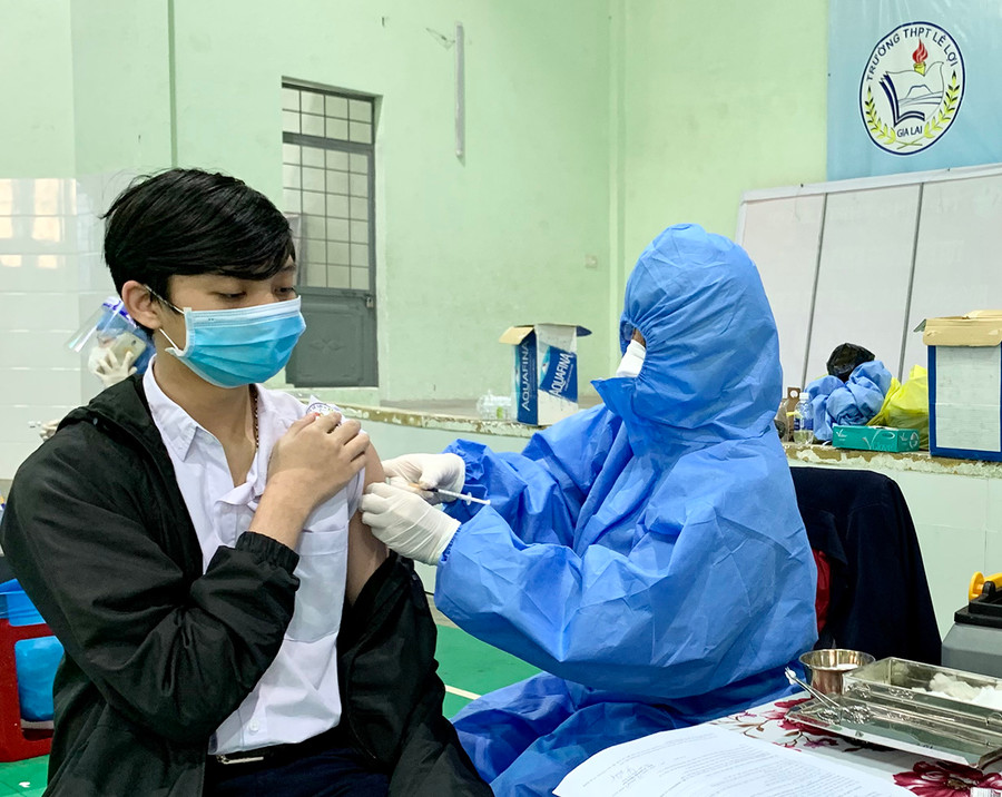 Đến ngày 13-2, toàn tỉnh có trên 100% học sinh từ 12-17 tuổi tiêm mũi 1 và 86,15% tiêm mũi 2 vắc xin phòng Covid-19. Ảnh: Như Nguyện  Đến ngày 13-2, toàn tỉnh có trên 100% học sinh từ 12-17 tuổi tiêm mũi 1 và 86,15% tiêm mũi 2 vắc xin phòng Covid-19. Ảnh: Như Nguyện