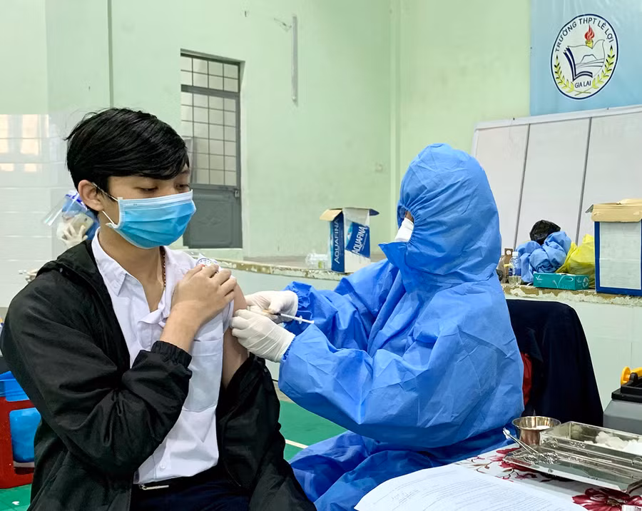  Đến ngày 13-2, toàn tỉnh có trên 100% học sinh từ 12-17 tuổi tiêm mũi 1 và 86,15% tiêm mũi 2 vắc xin phòng Covid-19. Ảnh: Như Nguyện