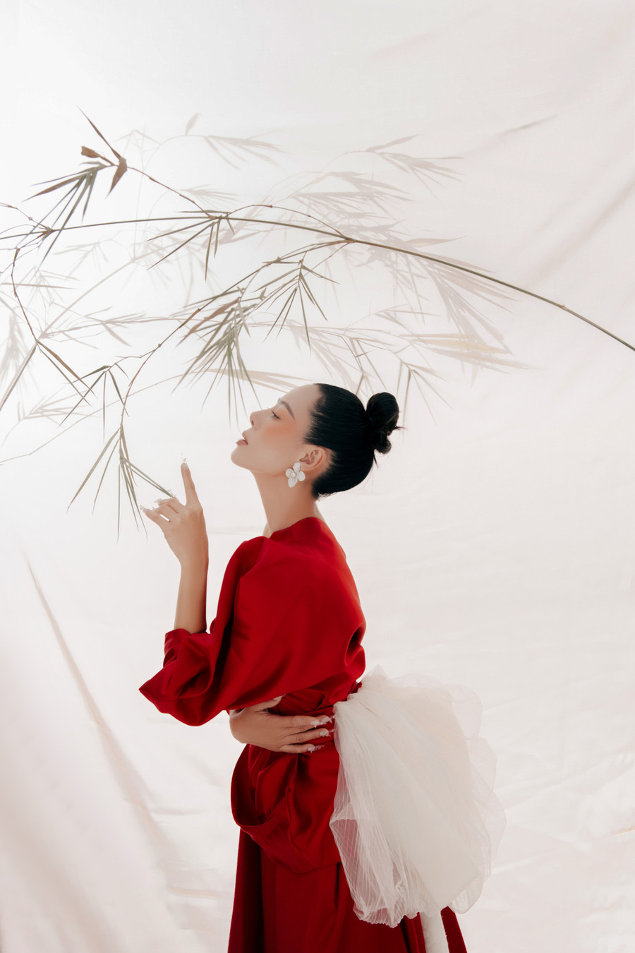 Nhân dịp đầu năm mới, Nam Thư cũng gửi lời chúc sức khỏe đến mọi người, đặc biệt là khán giả đã đồng hành, ủng hộ mình. Nữ diễn viên khẳng định trong năm tới sẽ nỗ lực hoạt động 200% năng lực để mang những sản phẩm chất lượng gửi đến mọi người. 