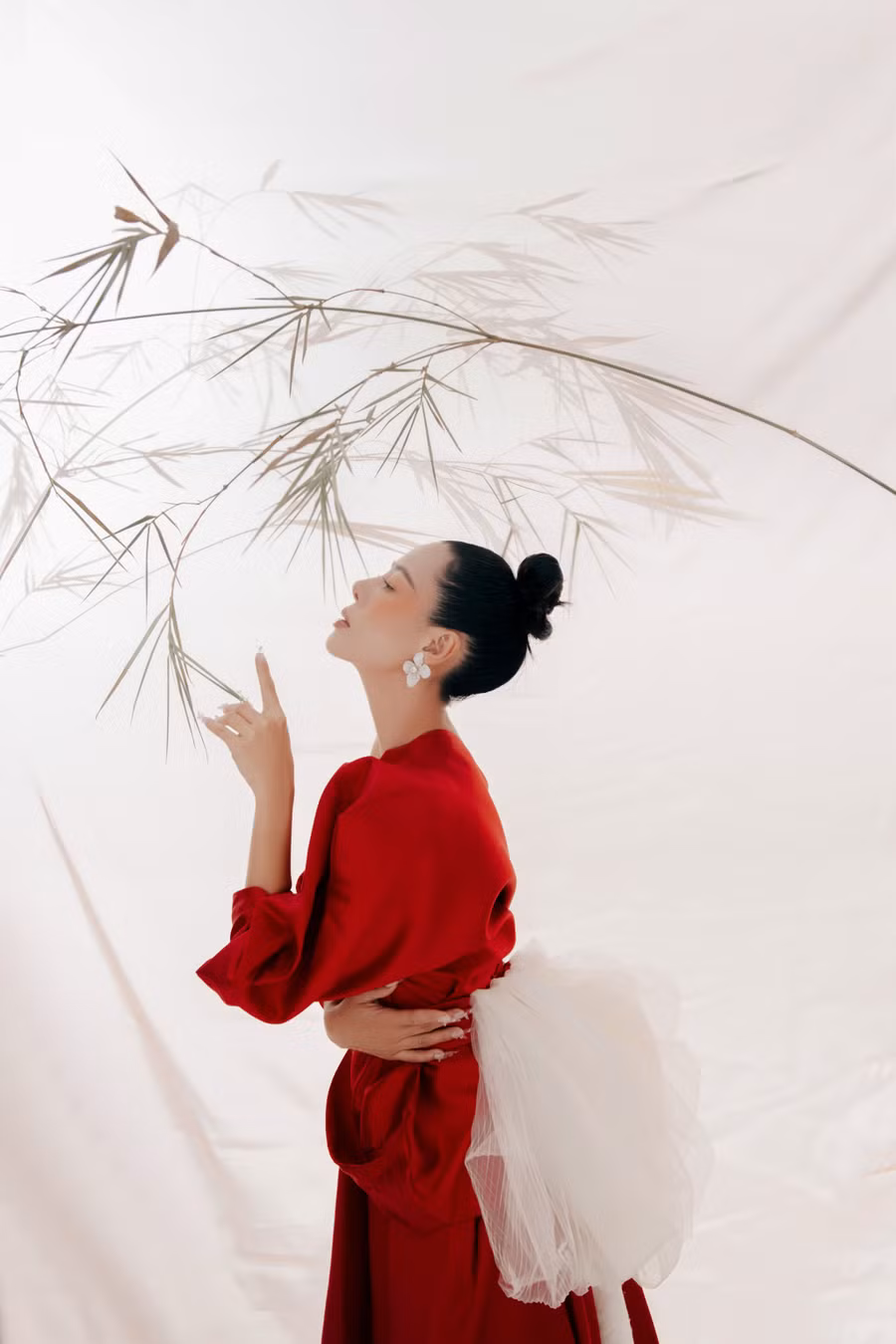 Nhân dịp đầu năm mới, Nam Thư cũng gửi lời chúc sức khỏe đến mọi người, đặc biệt là khán giả đã đồng hành, ủng hộ mình. Nữ diễn viên khẳng định trong năm tới sẽ nỗ lực hoạt động 200% năng lực để mang những sản phẩm chất lượng gửi đến mọi người. 