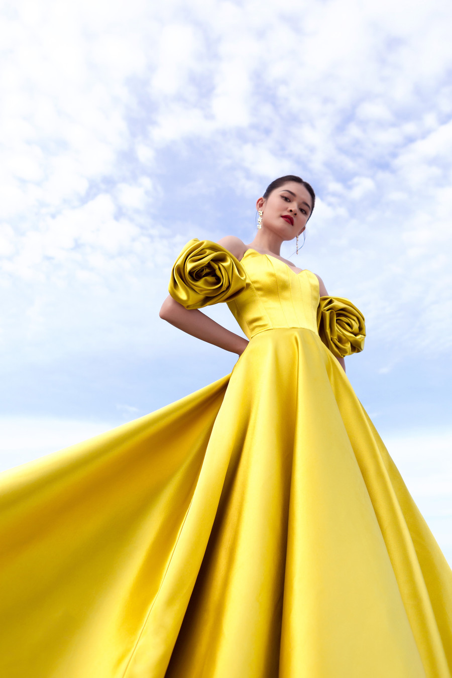 Á hậu Thùy Dung chụp hình cùng dàn ê kíp hậu trường, những người đã giúp cô làm nên bộ hình xuất sắc có một không hai này.