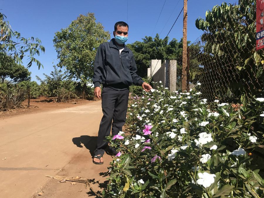 Con đường hoa tại làng Ring Rai (xã Hà Bầu). Ảnh: Nguyễn Diệp Con đường hoa tại làng Ring Rai (xã Hà Bầu). Ảnh: Nguyễn Diệp