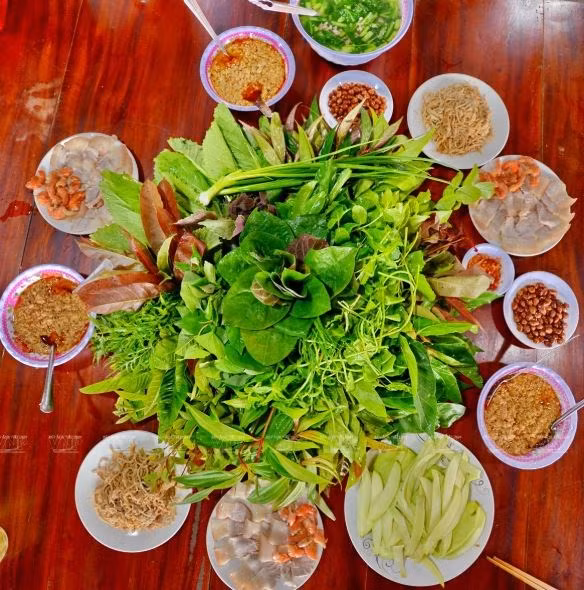 Mâm gỏi lá được bày biện giản đơn nhưng đẹp và hấp dẫn thực khách bởi màu xanh tươi mát của hàng chục loại lá rừng cùng với gam màu đỏ tươi, trắng nõn và vàng ruộm của những món ăn kèm.