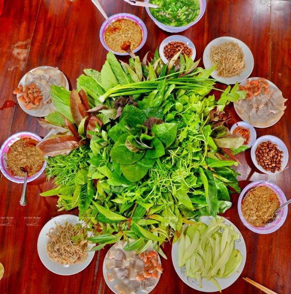 Mâm gỏi lá được bày biện giản đơn nhưng đẹp và hấp dẫn thực khách bởi màu xanh tươi mát của hàng chục loại lá rừng cùng với gam màu đỏ tươi, trắng nõn và vàng ruộm của những món ăn kèm.