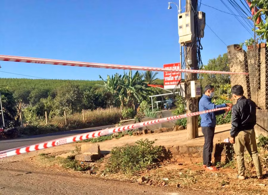 Lực lượng chức năng xã Ia Krêl (huyện Đức Cơ) phong tỏa tạm thời làng Ngo Rông để phòng-chống dịch. Ảnh: Như Nguyện