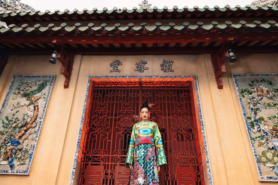 Với cảm hứng về những ngày đầu xuân, Hoa hậu Khánh Vân thực hiện bộ ảnh trong trang phục áo dài nghệ thuật mang đậm không khí tháng Giêng. Ảnh: Nguyễn Long. 