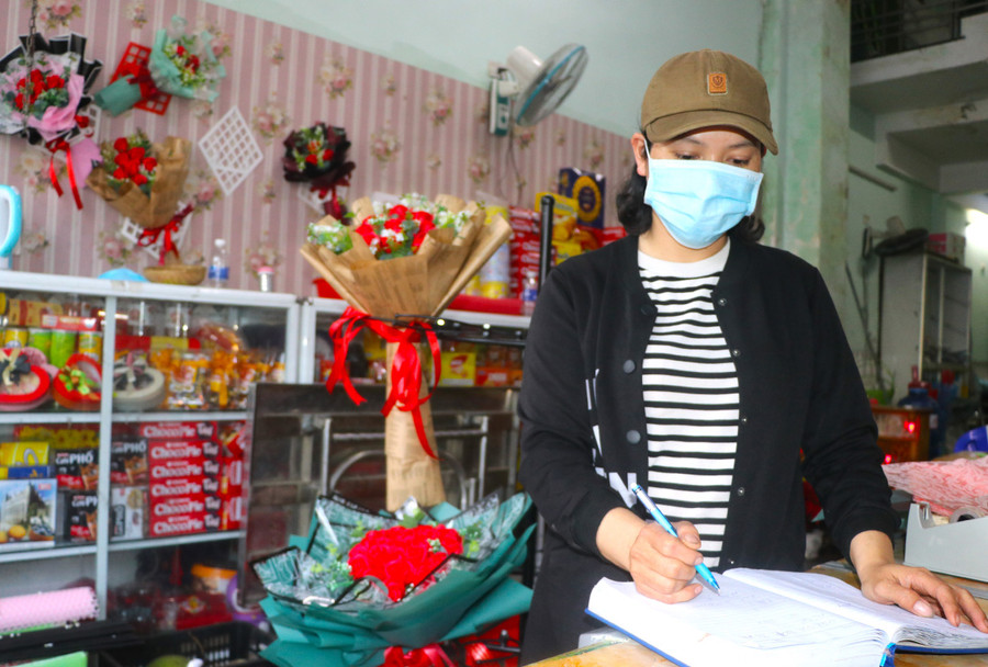 Thời điểm này, chị Võ Thị Tùng Vy-chủ Shop hoa Minh Thảo (phường Tây Sơn, thị xã An Khê) mới nhận lác đác đơn khách hàng tặng quà thông qua dịch vụ điện hoa- Ảnh: Ngọc Minh 