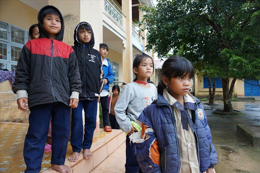 Trang thiết bị dạy học sẽ giúp các em học sinh ở Kon Tum tiếp thu bài vở, công nghệ được tốt hơn. Ảnh T.T