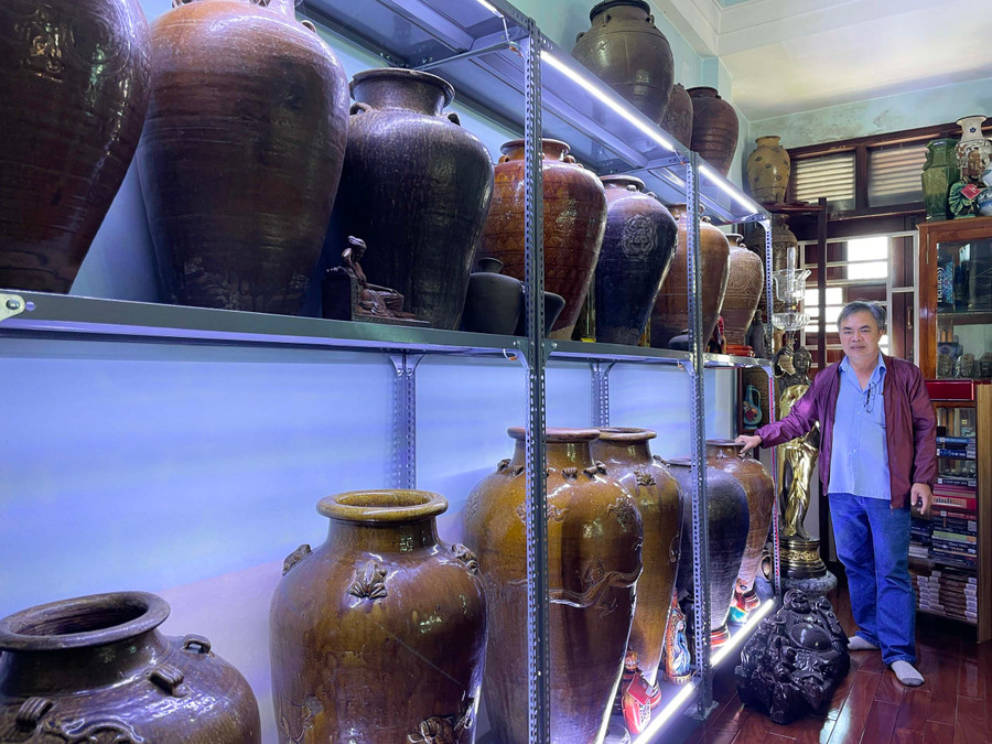 Ông Hồ Xuân Toản-Phó Trưởng phòng Nghiệp vụ Bảo tàng tỉnh: “Chúng tôi rất quý bác sĩ Võ Văn Hưng vì ông sưu tầm cổ vật chỉ với mong muốn gìn giữ, bảo tồn những nét văn hóa đặc sắc của dân tộc”.