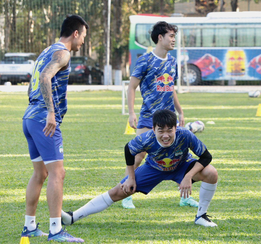 Xuân Trường và Hữu Tuấn trong buổi tập của HAGL. Ảnh: Linh Nhi