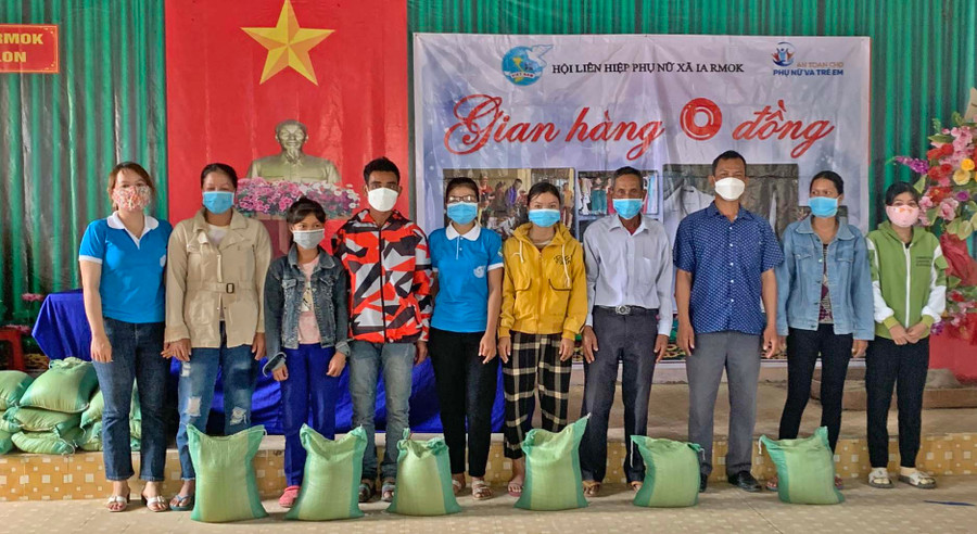 Hội Liên hiệp Phụ nữ xã Ia Rmok (huyện Krông Pa) tặng quà cho hội viên, phụ nữ có hoàn cảnh khó khăn. Ảnh: Lê Đại Hội LHPN xã Ia Rmok (huyện Krông Pa) tặng quà cho hội viên, phụ nữ có hoàn cảnh khó khăn. Ảnh: Lê Đại