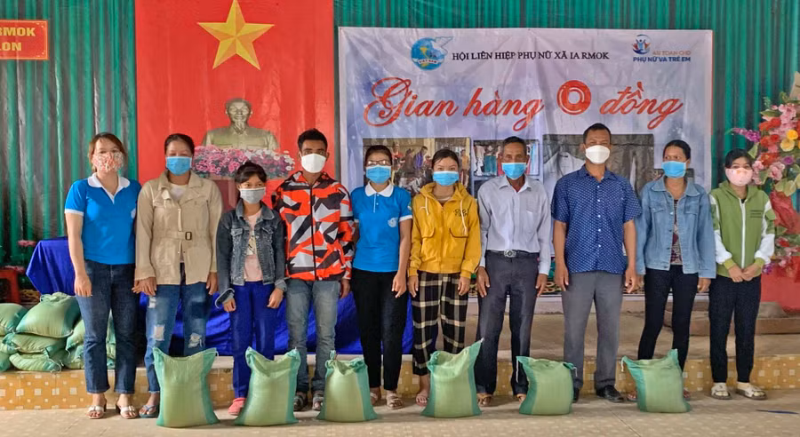 Hội LHPN xã Ia Rmok (huyện Krông Pa) tặng quà cho hội viên, phụ nữ có hoàn cảnh khó khăn. Ảnh: Lê Đại