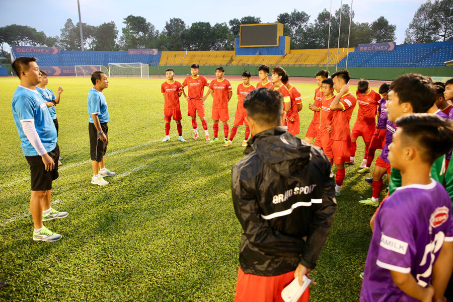 HLV Đinh Thế Nam trao đổi cùng U.23 Việt Nam trên sân Gò Đậu. Ảnh: Khả Hòa