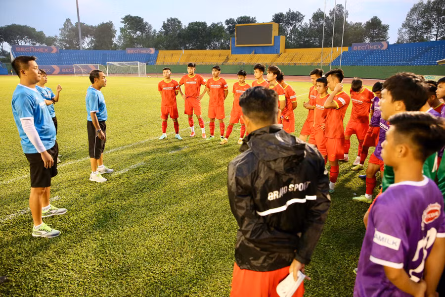 HLV Đinh Thế Nam trao đổi cùng U.23 Việt Nam trên sân Gò Đậu. Ảnh: Khả Hòa