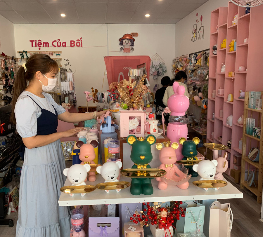 Các sản phẩm phục vụ ngày lễ tình nhân tại shop quà lưu niệm Tiệm Của Bối (51 Lê Hồng Phong, thị xã Ayun Pa) rất đa dạng để khách hàng dễ dàng lựa chọn. Ảnh: Vũ Chi Các sản phẩm phục vụ ngày lễ tình nhân tại shop quà lưu niệm Tiệm của Bối (51 Lê Hồng Phong, thị xã Ayun Pa) rất đa dạng để khách hàng dễ dàng lựa chọn-ẢnhVũ Chi.jpg