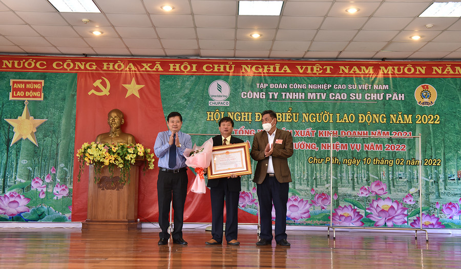 Tại hội nghị, ông Phạm Đình Luyến (giữa)-Tổng Giám đốc Công ty vinh dự đón nhận Huân chương Lao động hạng nhì. Ảnh: Đức Thụy tịch nước trao Huân chương Lao động hạng nhì cho ông Phạm Đình Luyến giám đốc công ty. Ảnh: Đức Thụy