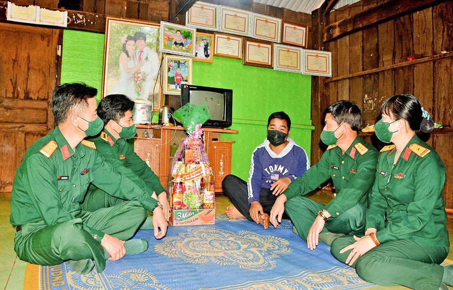 Lãnh đạo cơ quan, đơn vị thuộc Binh đoàn 15 thăm hỏi, tặng quà cho gia đình công nhân người DTTS ở xã Ia Pnôn (huyện Đức Cơ). Ảnh: Sơn Tùng Lãnh đạo cơ quan, đơn vị thuộc Binh đoàn 15 thăm hỏi, tặng quà cho gia đình công nhân người DTTS ở xã Ia Pnôn (huyện Đức Cơ). Ảnh: Sơn Tùng