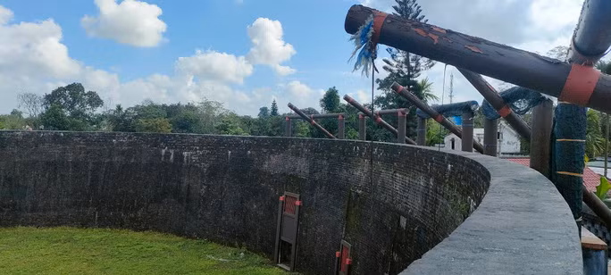 Hệ thống kéo và hạ cửa chuồng hổ.