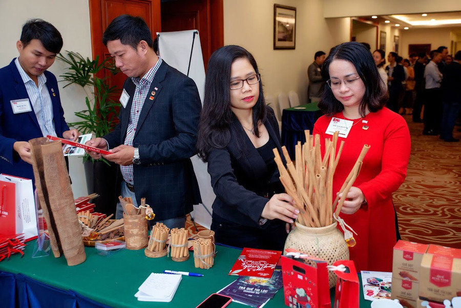 Chị Quỳnh dường như tận dụng tất cả cuộc thi, phiên chợ để tham gia và giới thiệu sản phẩm từ quế đến khách hàng. Ảnh: NVCC