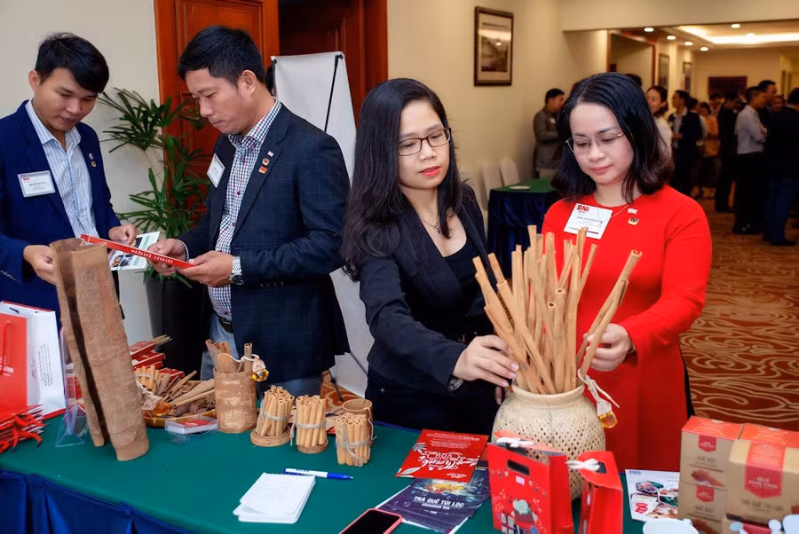 Chị Quỳnh dường như tận dụng tất cả cuộc thi, phiên chợ để tham gia và giới thiệu sản phẩm từ quế đến khách hàng. Ảnh: NVCC