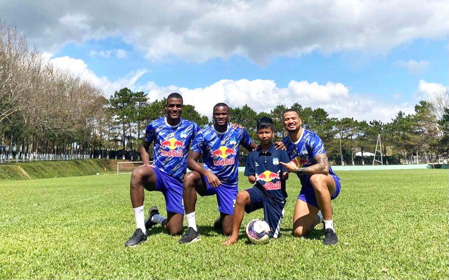 Em Đức được chơi bóng chung với các ngoại binh của HAGL. Ảnh: Lê Văn Ngọc