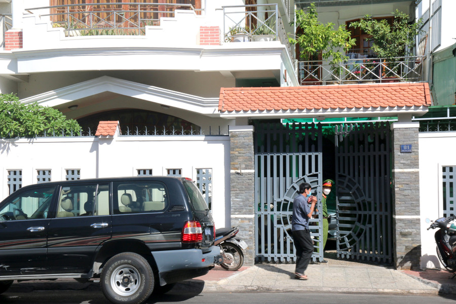 Sáng 11/2, Cơ quan CSĐT Bộ Công an đã phối hợp cùng Công an Bình Thuận khám xét nhà bị can Lương Văn Hải - nguyên Phó Chủ tịch UBND tỉnh Bình Thuận. Ảnh: CTV