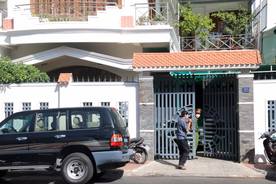 Sáng 11/2, Cơ quan CSĐT Bộ Công an đã phối hợp cùng Công an Bình Thuận khám xét nhà bị can Lương Văn Hải - nguyên Phó Chủ tịch UBND tỉnh Bình Thuận. Ảnh: CTV Sáng 11/2, Cơ quan CSĐT Bộ Công an đã phối hợp cùng Công an Bình Thuận khám xét nhà bị can Lương Văn Hải - nguyên Phó Chủ tịch UBND tỉnh Bình Thuận. Ảnh: CTV