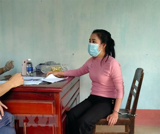 Đối tượng Nang Xi Sup La cùng tang vật. Ảnh: TTXVN phát