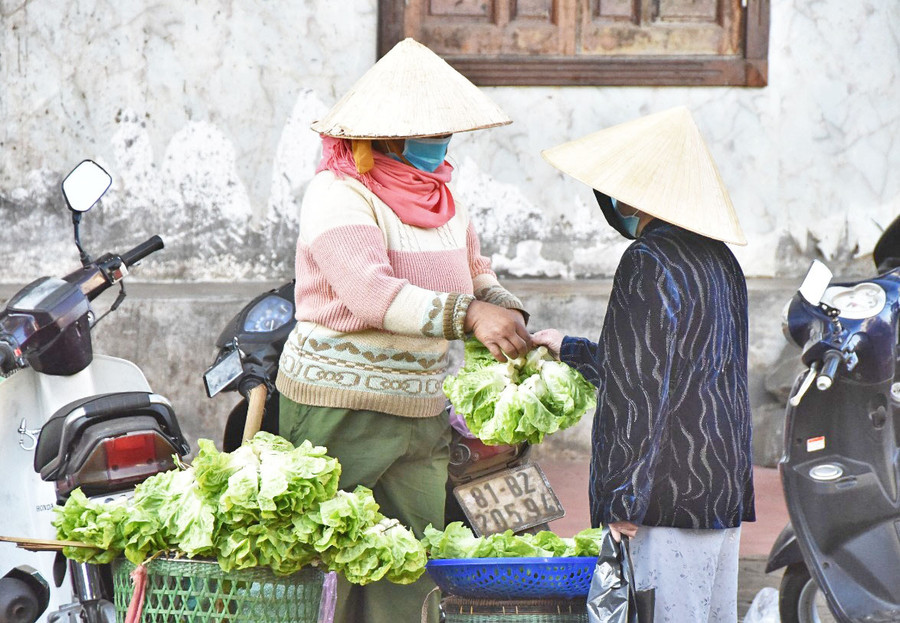 Những gùi rau tươi xanh của chị em phụ nữ người Jrai ở TP. Pleiku cũng góp mặt trong phiên chợ đầu năm. Ảnh: Đức Thụy Những gùi rau tươi xanh của chị em người Jrai cũng góp mặt trong phiên chợ đầu năm. Ảnh: Đức Thụy