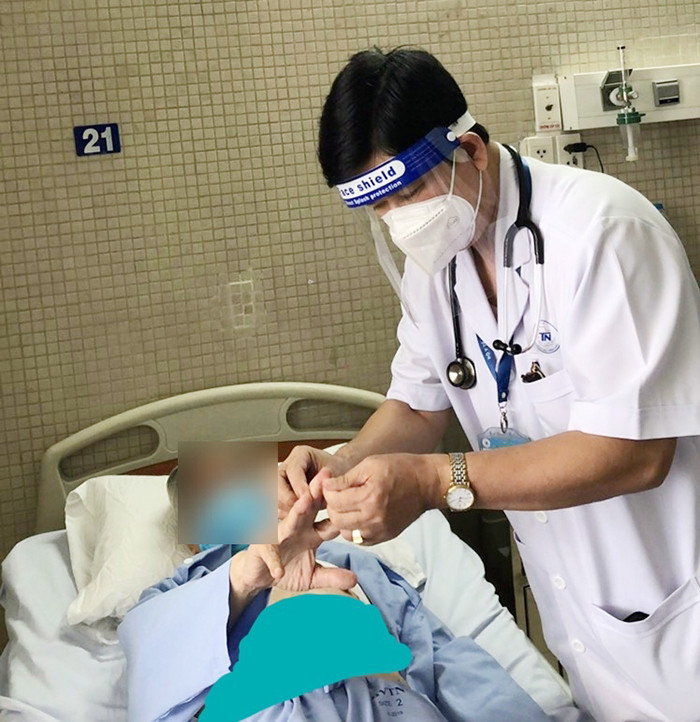 Dù ở mặt trận nào thì Giáo sư Nguyễn Đức Công cũng tận tụy với nghề y.