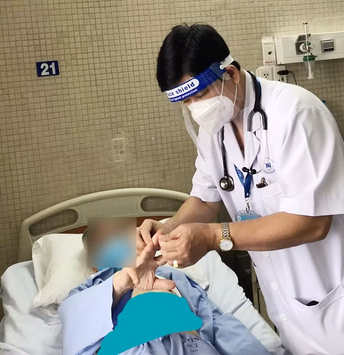 Dù ở mặt trận nào thì Giáo sư Nguyễn Đức Công cũng tận tụy với nghề y.