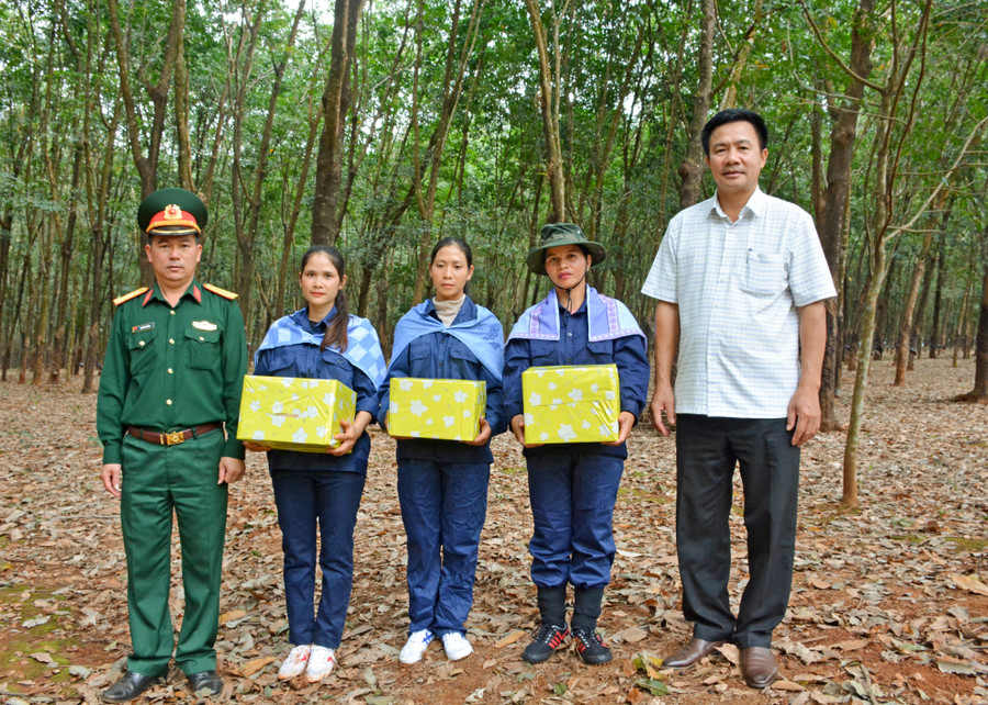 Lãnh đạo Công ty 715 (Binh đoàn 15) và xã Ia Krai (huyện Ia Grai) tặng quà cho công nhân người DTTS tại chỗ. Ảnh: Sơn Tùng Lãnh đạo Công ty 715, Binh đoàn 15 và xã Ia Krai, huyện Ia Grai động viên, tặng quà cho công nhân người DTTS tại chỗ. Ảnh: Sơn Tùng