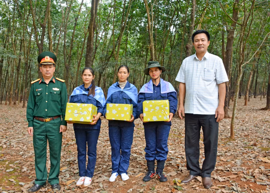 Lãnh đạo Công ty 715, Binh đoàn 15 và xã Ia Krai, huyện Ia Grai động viên, tặng quà cho công nhân người DTTS tại chỗ. Ảnh: Sơn Tùng