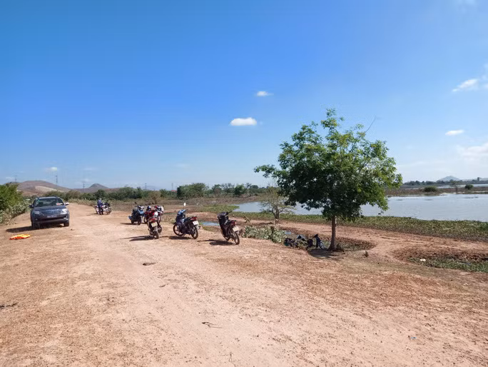 Cơ quan chức năng tổ chức khám nghiệm hiện trường vụ việc. Ảnh: DT