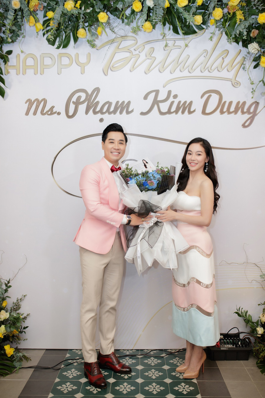 MC Nguyên Khang lịch lãm đến chúc mừng sinh nhật đàn chị. Ảnh: NVCC