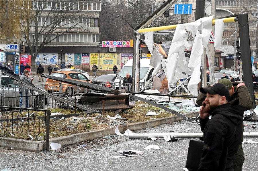 Xác một quả pháo rơi xuống con phố ở Kiev, Ukraina, ngày 24.2.2022. Ảnh: AFP Xác một quả pháo rơi xuống con phố ở Kiev, Ukraina, ngày 24.2.2022. Ảnh: AFP