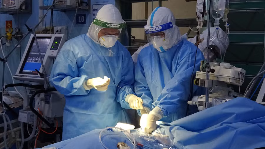 BS Nguyễn Cảnh Chung thực hiện ca ECMO tách đôi cứu một sản phụ nguy kịch. Ảnh: BVCC