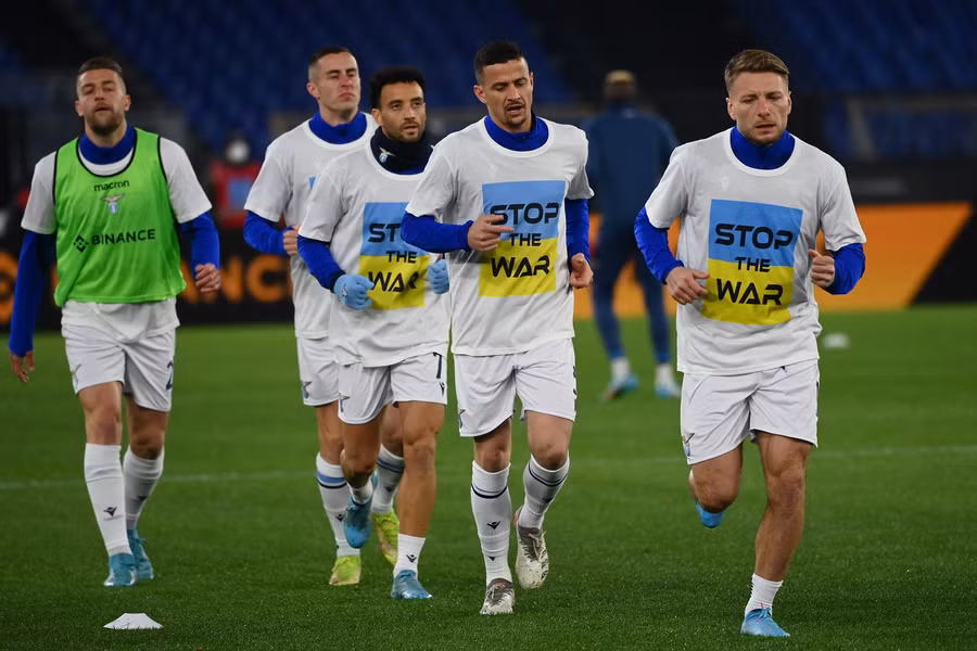 Cầu thủ Lazio với thông điệp 