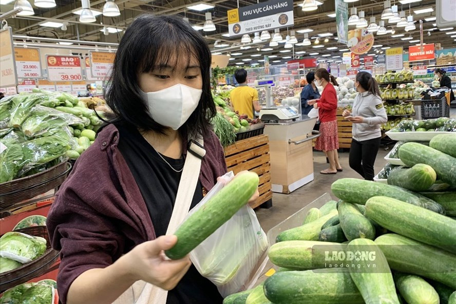 Chính sách kích cầu qua việc giảm thuế, trên lý thuyết sẽ khiến mọi mặt hàng đều giảm giá, kể cả một quả dưa. Ảnh: Ngọc Lê