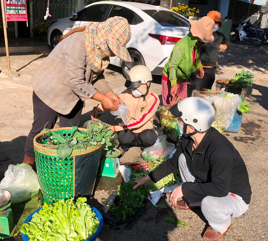 Chị Kpuih Luynh (xã Ia Dêr, huyện Ia Grai) nhiều năm đem rau do nhà trồng được đến bán tại buổi chợ mùng 2 Tết. Ảnh: Đinh Yến Chị KPuih Luynh nhiều năm mùng 2 Tết đi chợ bán rau do nhà mình trồng được. Ảnh: Đinh Yến