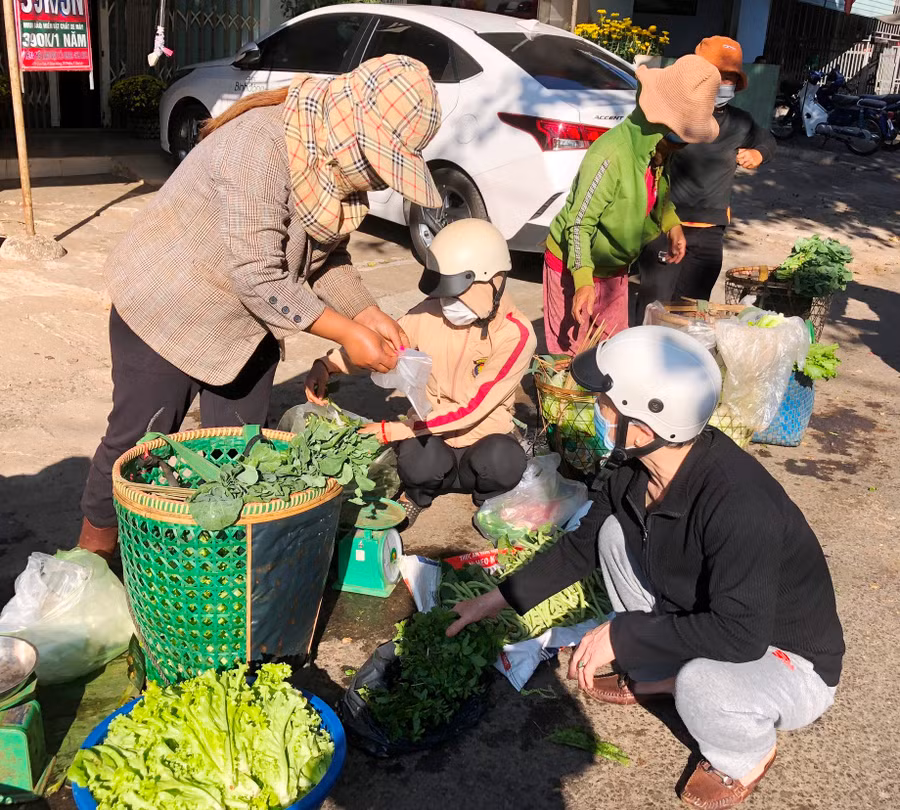 Chị KPuih Luynh nhiều năm mùng 2 Tết đi chợ bán rau do nhà mình trồng được. Ảnh: Đinh Yến