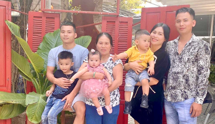 Với chị Nguyễn Thị Cẩm Vân (thứ 2 từ phải sang), cái Tết ý nghĩa chính là Tết đoàn viên, sum họp bên gia đình. Ảnh: Mộc Trà