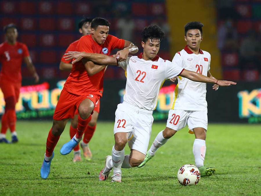 U.23 Việt Nam (phải) tự tin bước vào trận tranh ngôi nhất bảng với Thái Lan tối nay. Ảnh: Vương Anh
