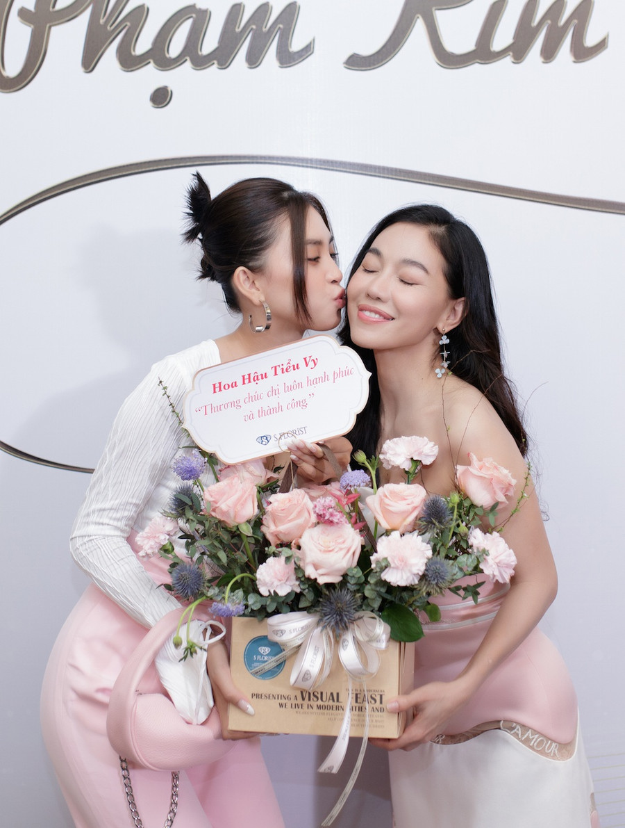 Hoa hậu Tiểu Vy đến chúc mừng đàn chị. Cô tiết lộ nhờ có sự quan tâm, động viên từ 