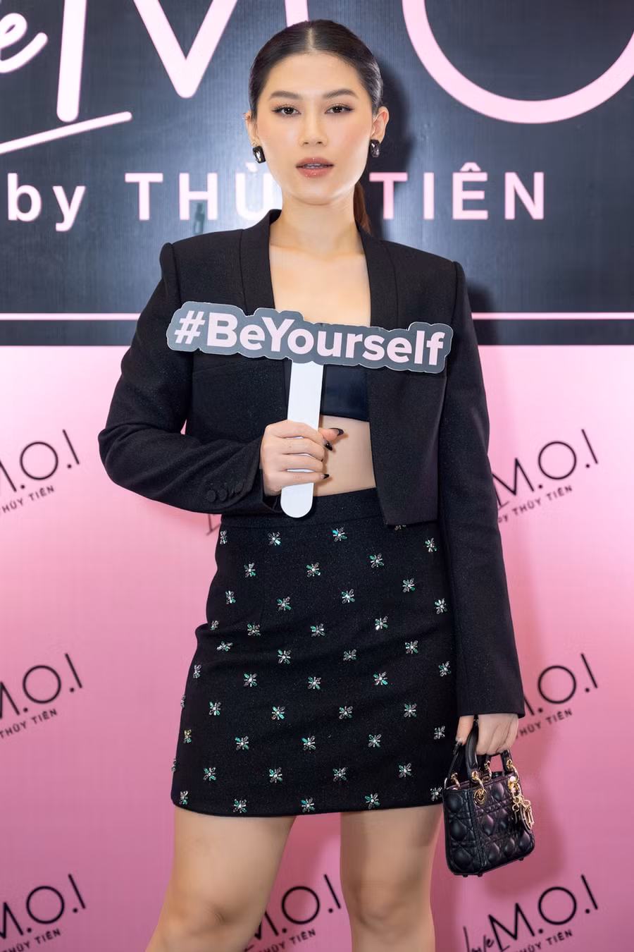 Đồng hành với giọng ca Biển tình là nữ diễn viên Ngọc Thanh Tâm. Cô xuất hiện trong bộ trang phục tông đen tối giản nhưng không kém phần trẻ trung và hiện đại. Người đẹp cũng rất nhiệt tình khi tham gia các trò chơi và có những màn tung hứng hài hước với MC Minh Xù trên sân khấu. Ảnh: BTC