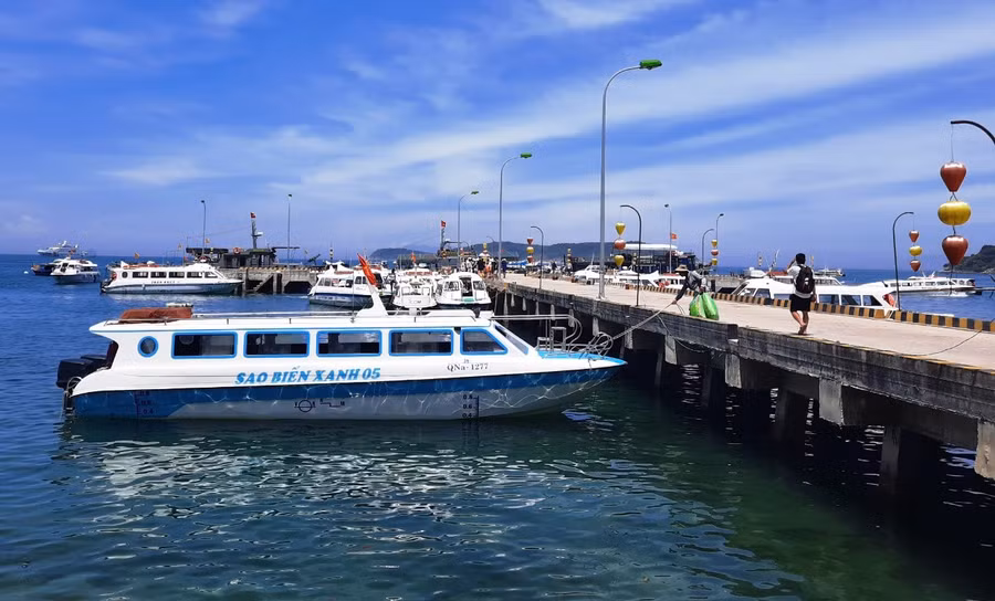 Cảng cù Lao Chàm nơi con tàu bị nạn xuất bến. Ảnh: Mạnh Cường