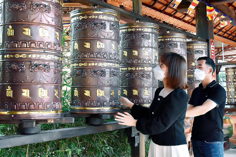 Đây cũng là dịp để mọi người tịnh tâm, thư giãn, bỏ đi những phiền muộn của năm cũ. Ảnh: Đức Thụy