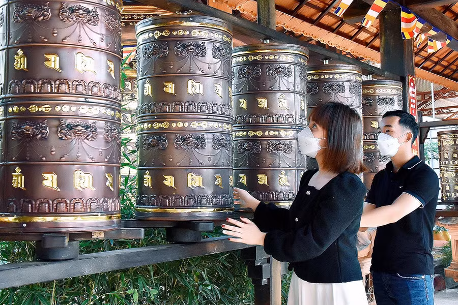 Đây cũng là dịp để mọi người tịnh tâm, thư giãn, bỏ đi những phiền muộn của năm cũ. Ảnh: Đức Thụy